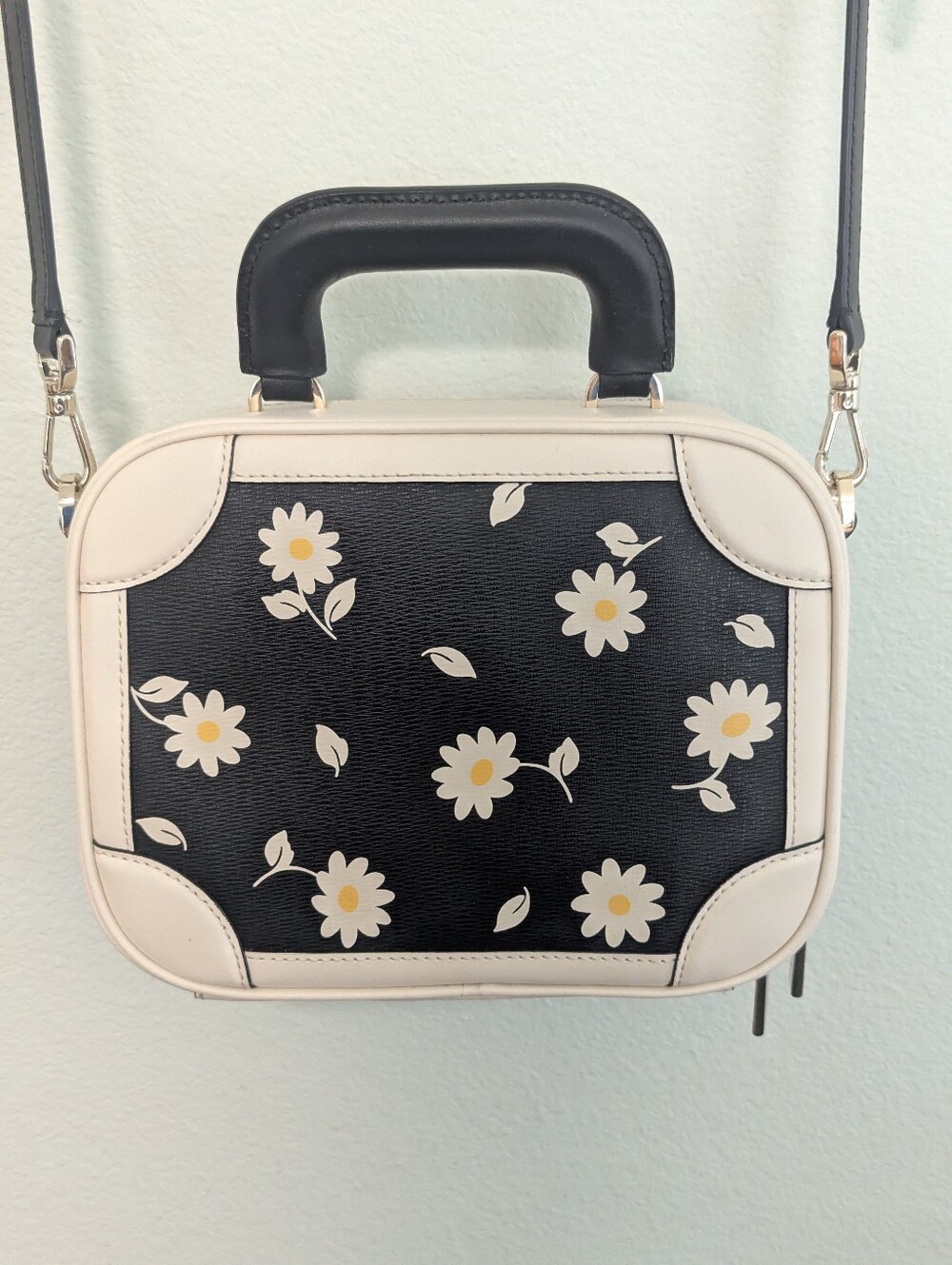 🌼Kate Spade Daisy Printed Traveler Trunk Crossbody Bag Black White